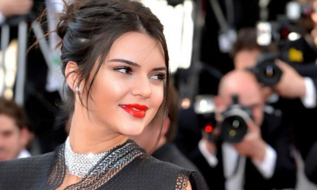 Сестра Кардашьян на радость папарацци забыла застегнуть платье