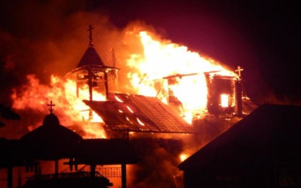 Київський дерев'яний храм потонув у вогні