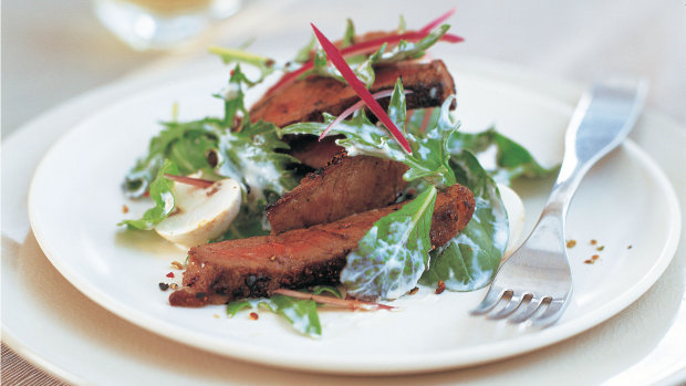 Рецепт сочной говядины с перцем и листьями салата