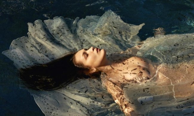 Белла Хадид обнажилась для модного журнала