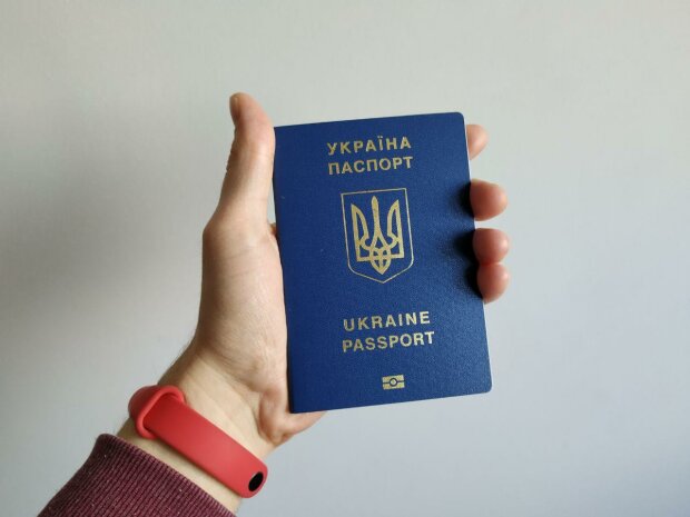 Заграничный паспорт, фото "Знай.ua"