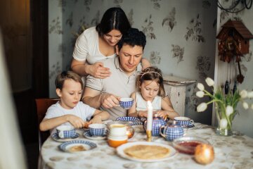 Семья обедает. Фото с сайта Pexels.