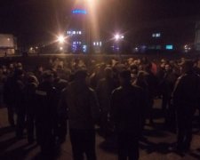 Сумчани вийшли під ОДА на безстроковий протест на підтримку блокади Донбасу