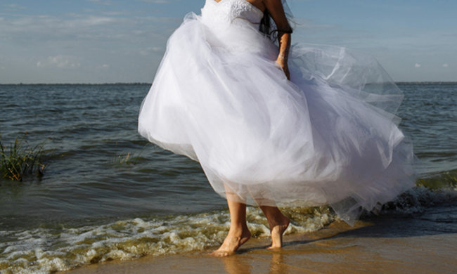 "Я дуже хочу вийти заміж": дівчина вирішила ходити у весільній сукні, поки не знайде "жертву"