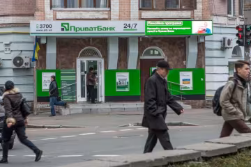 ″Нехай руки у того щура відсохнуть, що зробив це″: ПриватБанк ″обікрав″ багатодітного батька
