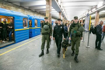 У Києві хлопці заховали наркотики в незвичному місці: копи такого ще не бачили