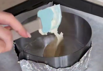 Творожная запеканка с клубникой, кадр из видео