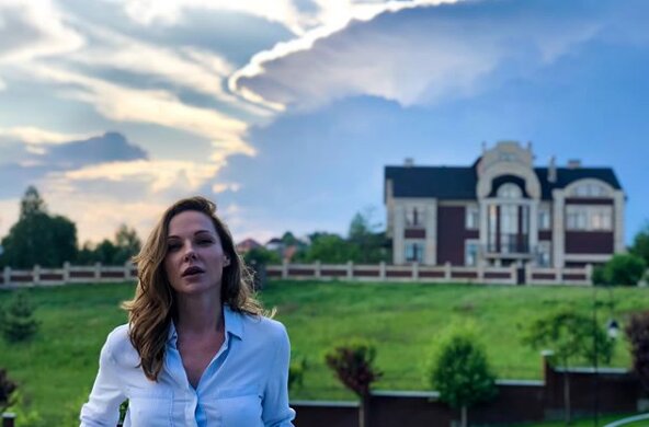 "Деловая такая": новая ведущая Х-фактора удивила фанатов необычным нарядом, глаз не оторвать