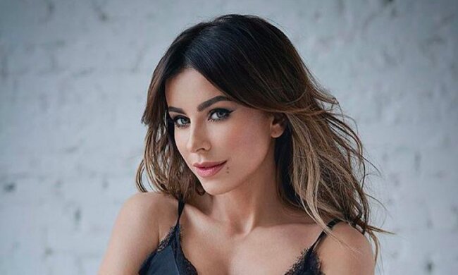 "Девушка Бонда": Лорак в коротеньком мини покорила Италию стройной фигурой