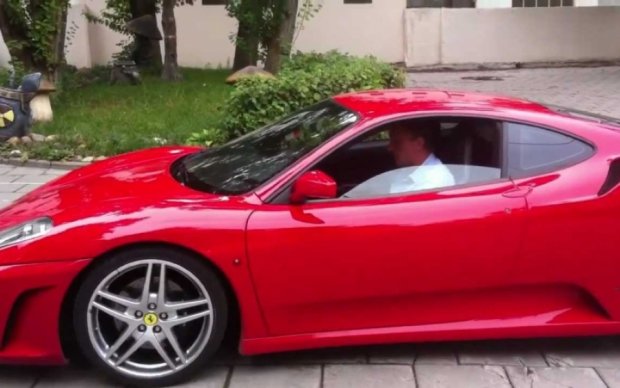 Російський екс-чиновник поганяв на Ferrari по торговому центру: відео