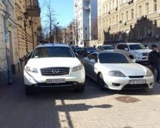 Герой парковки оккупировал тротуар на столичной Оболони