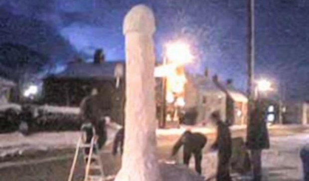 Статевий орган зі снігу вбив двох росіян (фото)