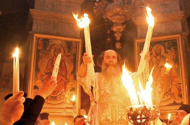 В храме Гроба Господня в Иерусалиме сошел Благодатный огонь: священный свет уже передали тысячам верующих