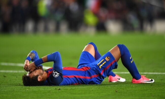 Звезде Барселоны поставили банки по древней технологии