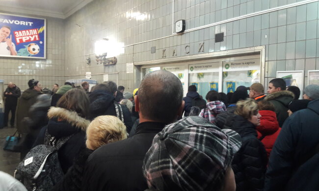 Метро, Київ - тиснява за жетонами