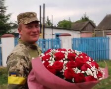 Встреча воина с матерью, facebook.com/UkrainianLandForces