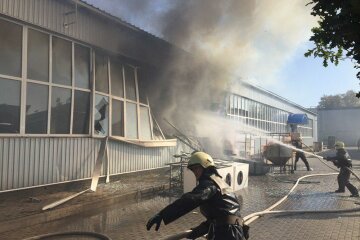 У Сумах на заводі прогримів вибух, десятки постраждалих: кадри з місця події