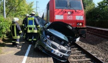 Залізничний кошмар: потяг 150 метрів тягнув авто по рейкам