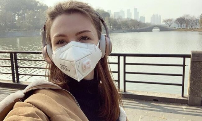 Без допомоги Зеленського та Шахтаря -  "українка з собачкою" із Уханю повернулася на Батьківщину