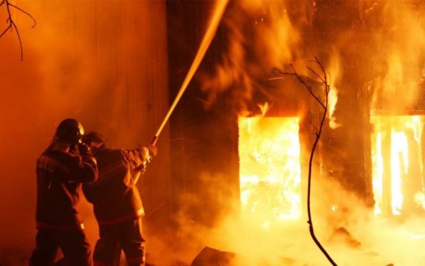 Моторошна пожежа поглинула київське підприємство, є постраждалі