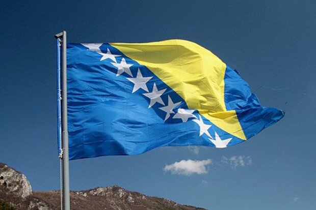 Флаг Боснии и Герцоговины. Фото: TravelAsk