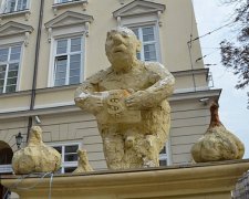 Во Львове установили столб позора российским товарам (фото)