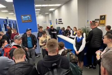 "Иди в Украину, ты, бл**ь, служи": разъяренные украинцы набросились на работников паспортного стола в Польше