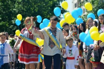 Дикая бабка с Донбасса чуть не убила выпускницу за фото: видео