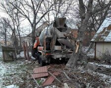 Снес забор и врезался в дерево: под Киевом бетономешалка слетела с дороги в частный сектор, есть погибший