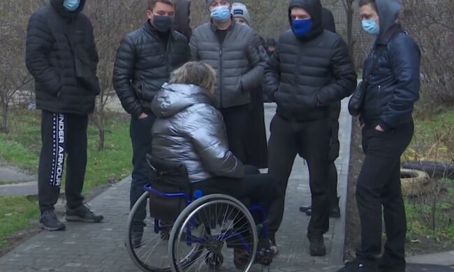 В Днепре пара с инвалидностью воюет с соседями из-за дорожки: "Пробили колеса на коляске"