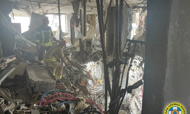 последствия попадания обломка ракеты в Соломенском районе Киева