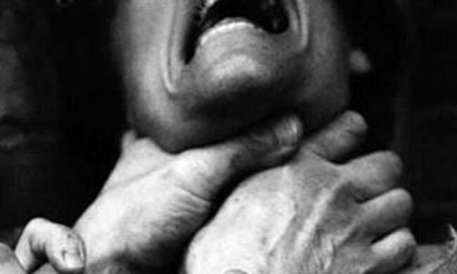 На Позняках неизвестный напал на женщину среди бела дня (видео)