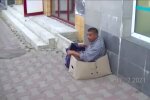 "Безногий" жебрак, кадр з відео