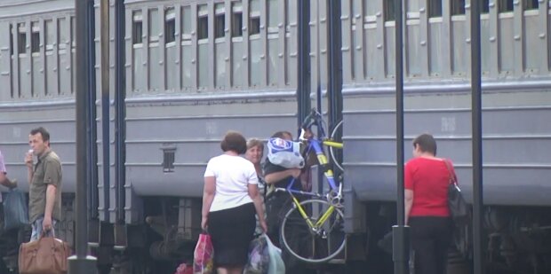 Люди, перевозять речі потягом. Фото: youtube