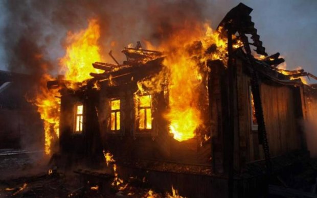 Багатодітна мати героїчно витягла дітей з палаючого будинку: фото