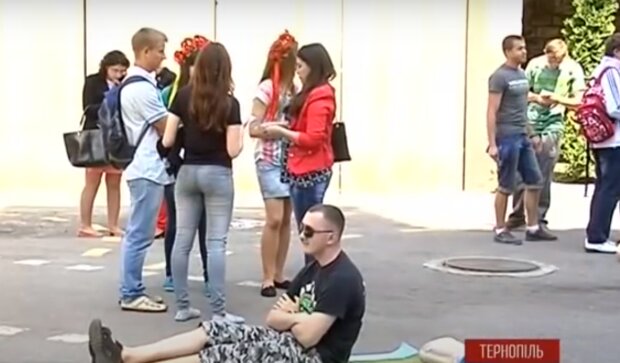 Студентів Тернопільщині масово виганяють з вишів, у гуртожитках залишилися самі капці