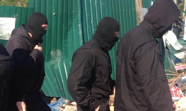 Повні автобуси озброєних "тітушок" затримали під Одесою: "хотіли похитати трубу"