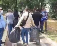 Раду оточили розлючені кияни, на беззахисних людей налетіли копи - в хід пішли кулаки і сміття