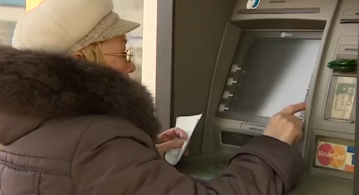 Отримання виплат. Фото: скрін youtube