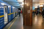 "Що за ху**а діється?": у Києві зупинили потяги метро, пасажирів терміново виводять, - відео