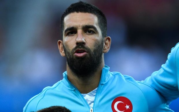 Капитан сборной Турции неожиданно завершил карьеру