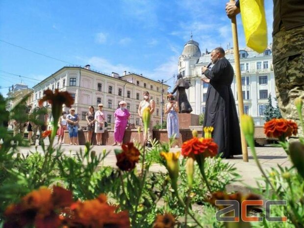 В Черновцах зазвонили колокола в честь героя - погиб, спасая боевых побратимов