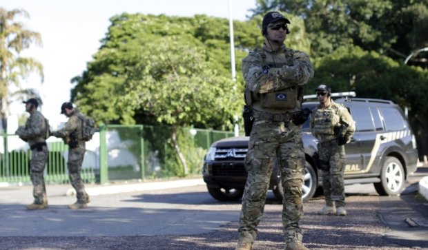 Грабіжники захопили 30 заручників в магазині в Бразилії