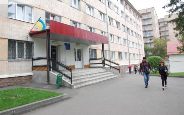 Пожалуйся Порошенко: киевскую студентку грубо унизили в общежитии
