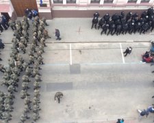 Активісти побилися з копами біля харківського Сбербанка, підтяглася Нацгвардія