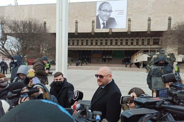 Скорбящий Добкин спрятал слезы за очками на похоронах Кернеса: "Надеюсь, он простил"