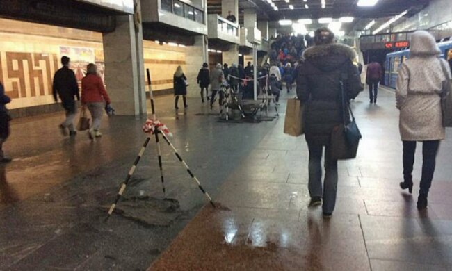 На київській станції метро зі стелі полилася вода (фото)