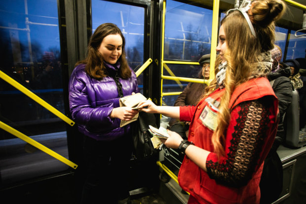 В киевском троллейбусе королева-кондукторша делает пассажиров счастливыми