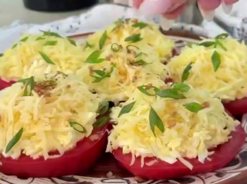 Закуска с сыром и помидорами, кадр из видео