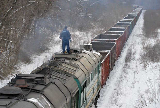 Поезд на бешеной скорости рухнул с обрыва, много погибших: жуткие кадры